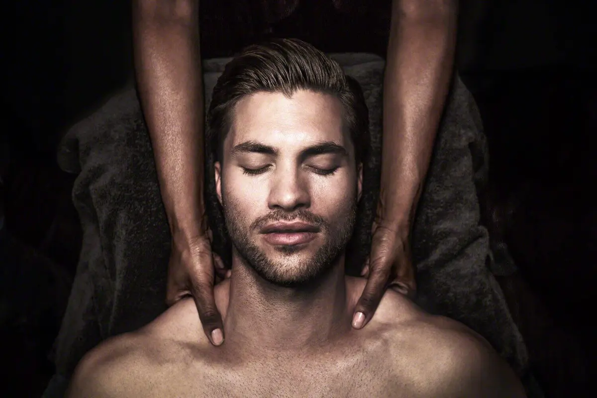 Terapeuta realizando massagem tailandesa relaxante
