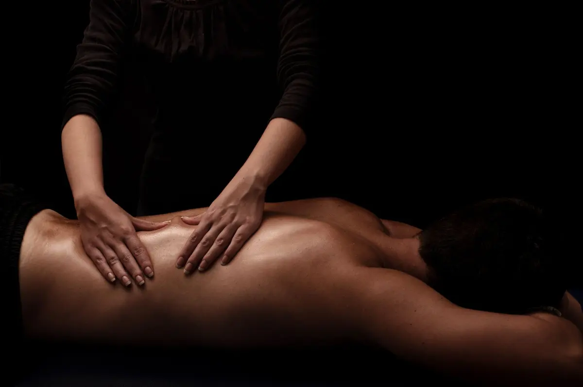 Duas terapeutas em uma massagem a quatro mãos