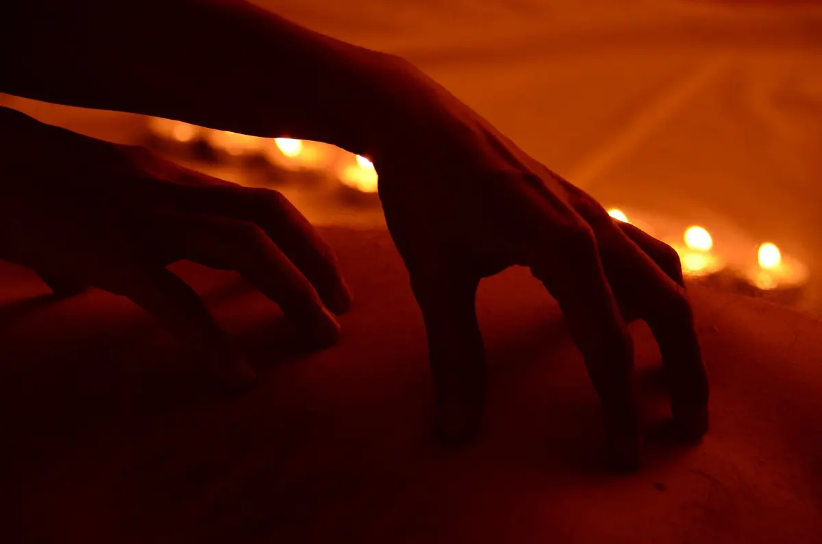 Mãos em movimento suave durante uma massagem tântrica
